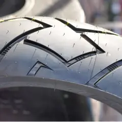 Neumático de moto con dibujo deportivo. Se aprecian las **medidas rueda moto** grabadas en el lateral.