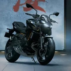 Kawasaki Z650 negra, lista para la acción. Descubre su ficha técnica y potencia.