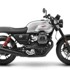 Moto Guzzi V7 Stone plateada, con asiento negro y detalles rojos. Un clásico moderno listo para la carretera.