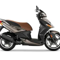 Scooter Kymco Agility City 50 en color gris y marrón, con asiento de cuero marrón y detalles plateados.