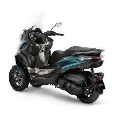 Un elegante Piaggio MP3 125 en color verde azulado, con su distintivo diseño de tres ruedas, listo para la aventura urbana.