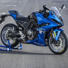 Suzuki GSX-8R azul brillante, lista para la acción en la pista.