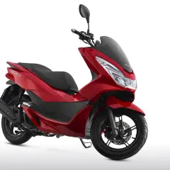 Scooter Honda PCX 125 roja, elegante y moderna, lista para rodar. ¡Qué pena que no arranca!