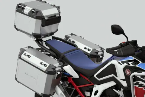 Moto Honda con maletas laterales y superior, ideal para viajes largos. Con estas alforjas, se puede llevar mochila en moto sin problemas.