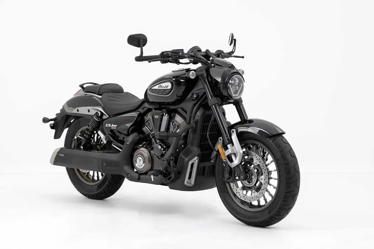 Motocicleta Voge custom negra, estilo cruiser, con detalles cromados y asiento doble.