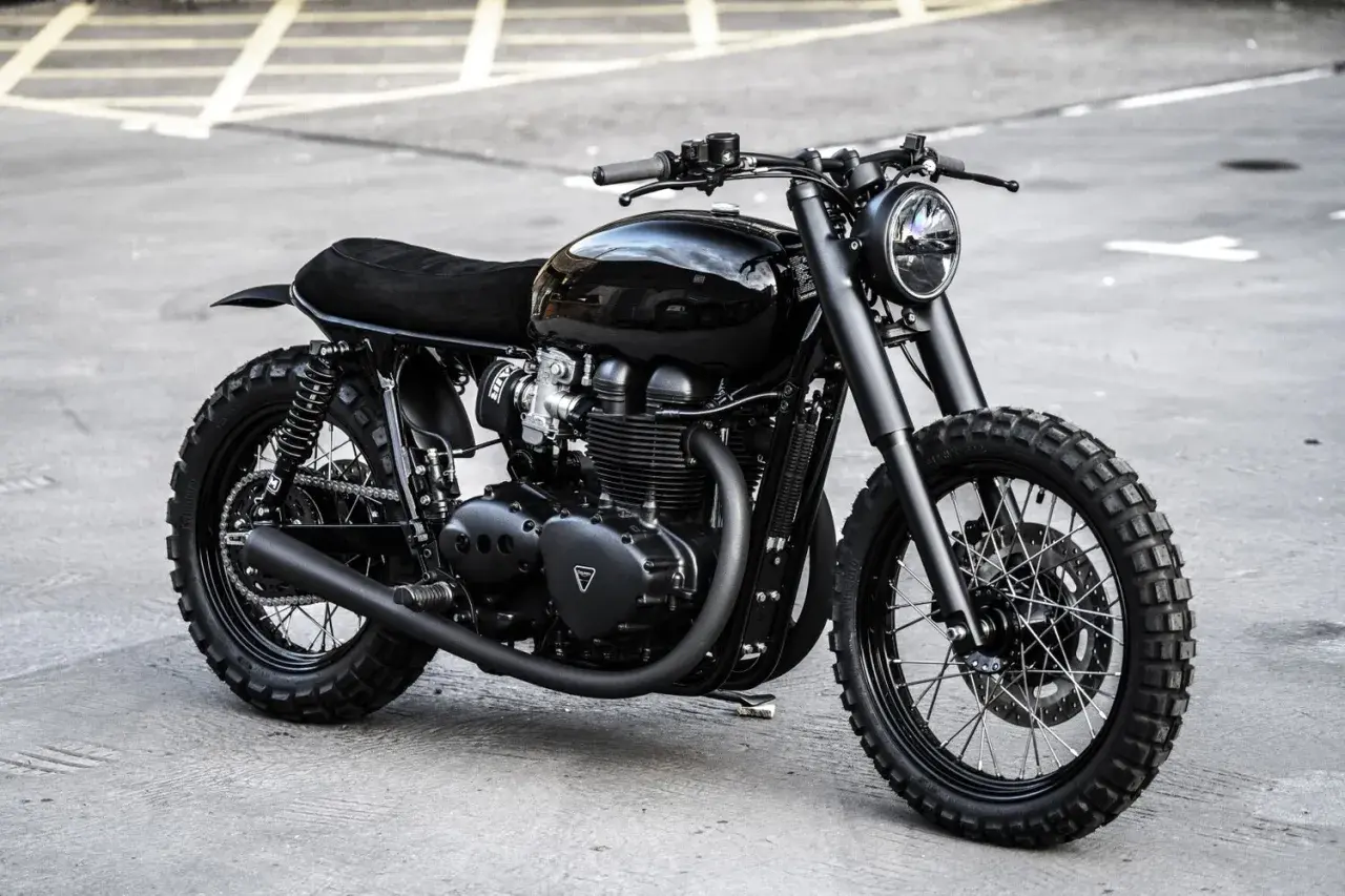 Elegante moto negra customizada, lista para la aventura. Su diseño evoca la búsqueda de la equivalencia neumáticos moto perfecta para cualquier terreno.
