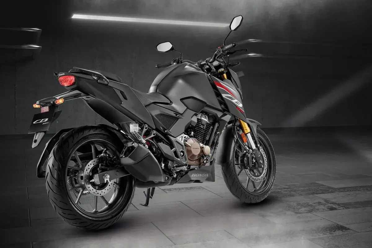 Honda CB300F negra, lista para la aventura urbana. Diseño moderno y ágil.