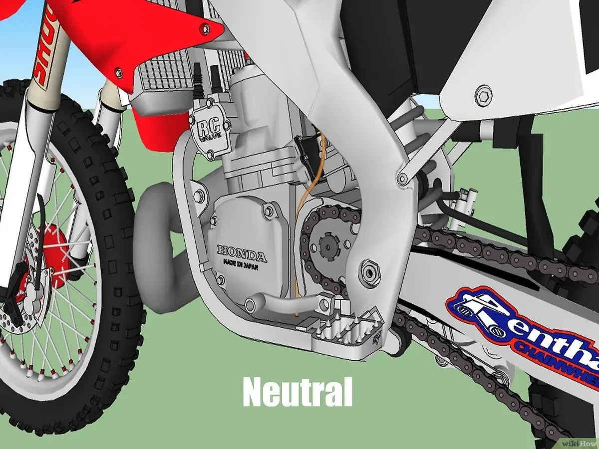 Detalle de motocicleta en punto muerto. Aprende como se acciona el embrague de una motocicleta para cambiar de marcha.