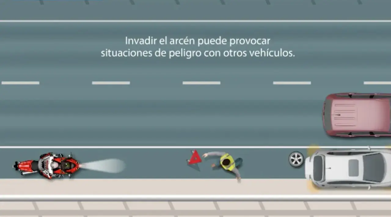 Una moto circula por el arcén, creando una situación de peligro. El texto indica que invadir el arcén puede ser peligroso.
