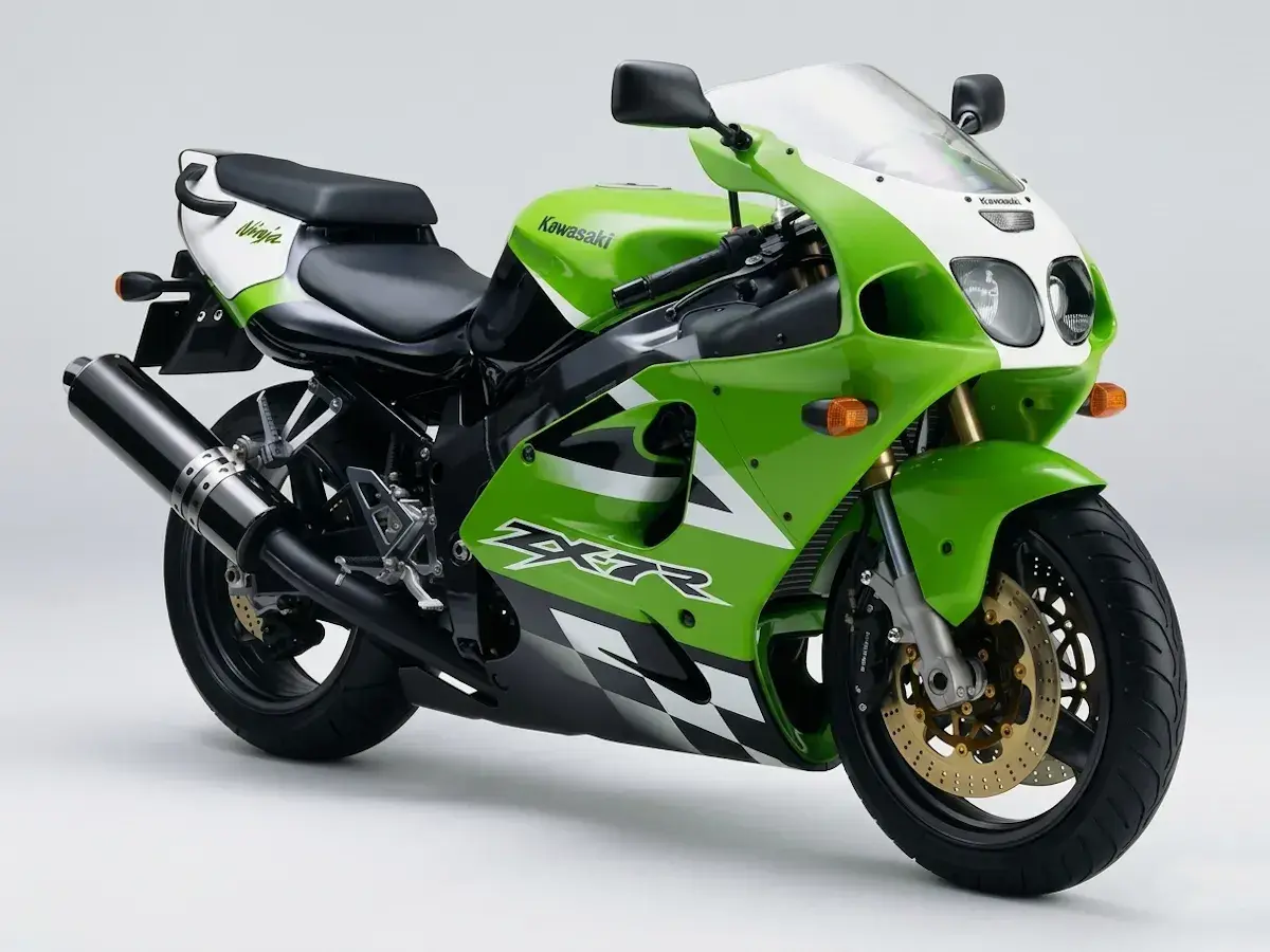 La parte posterior de una moto Kawasaki Ninja verde y blanca, con detalles de cuadros de ajedrez y un escape negro.