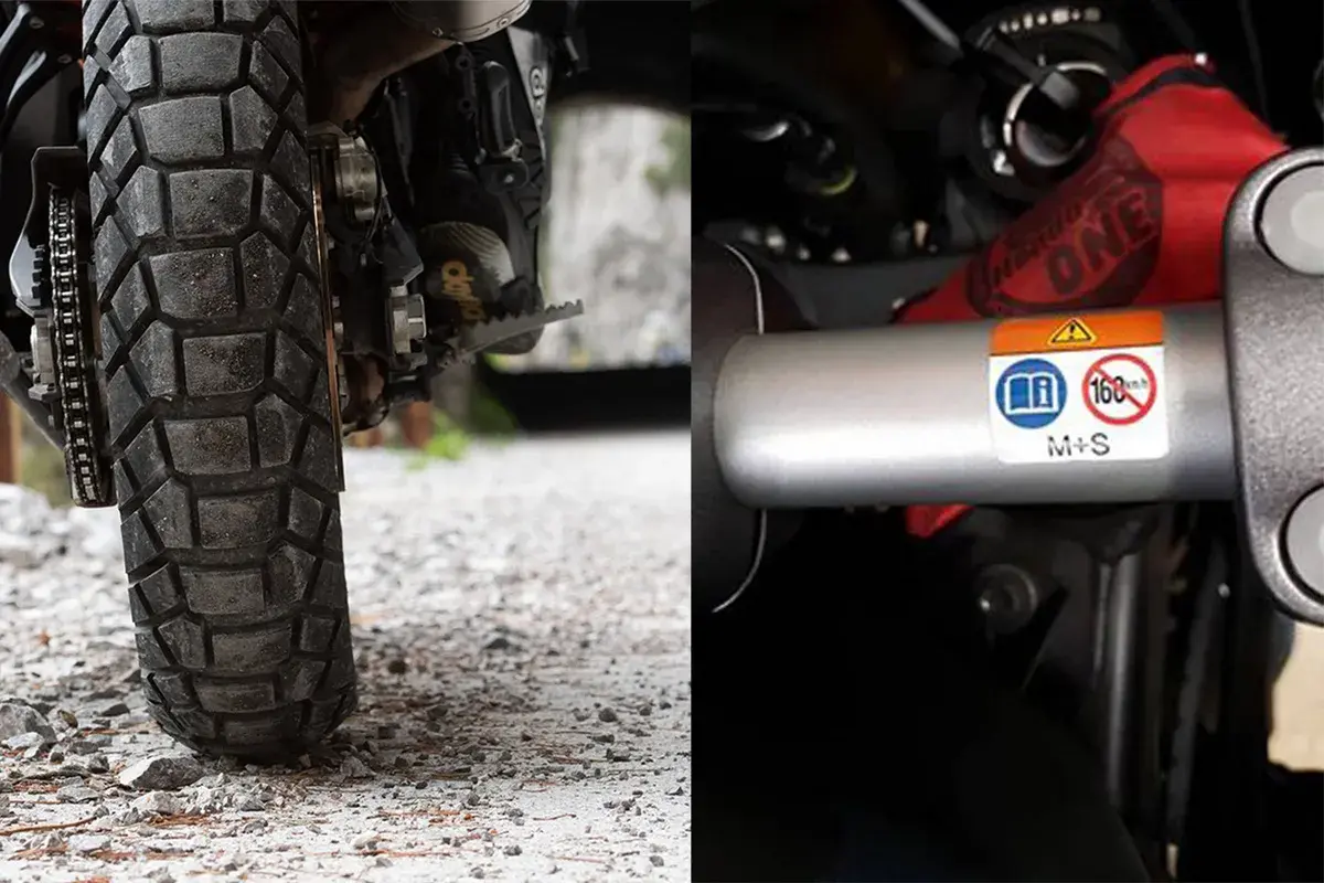 Neumático de moto con banda de rodadura agresiva y etiqueta que indica "M+S", aclarando que significa "Mud and Snow" (barro y nieve) en neumáticos.
