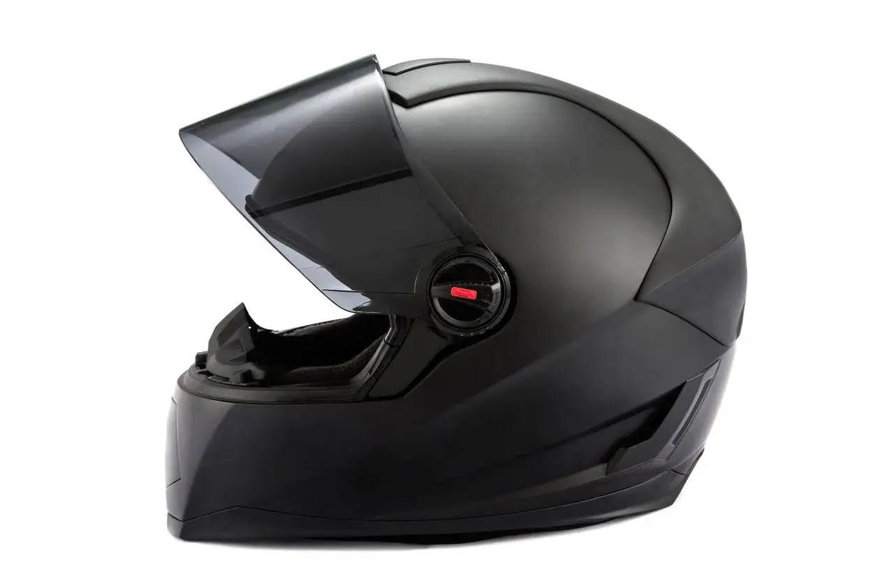 Casco de moto negro mate con visor ahumado levantado. Ideal para reparar casco moto y mantener tu equipo en óptimas condiciones.