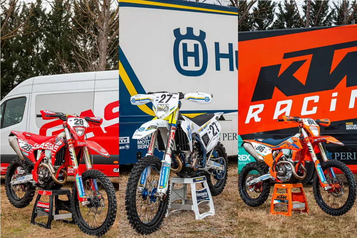 Tres motos de cross: una roja GasGas, una blanca Husqvarna y una naranja KTM, listas para la acción de Pierer Mobility.