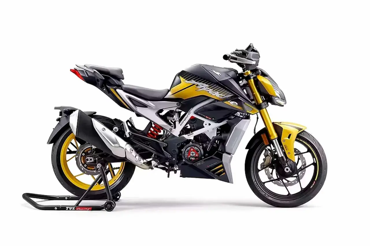 Motocicleta deportiva TVS Apache RTR 200 4V en negro y dorado, lista para la acción.