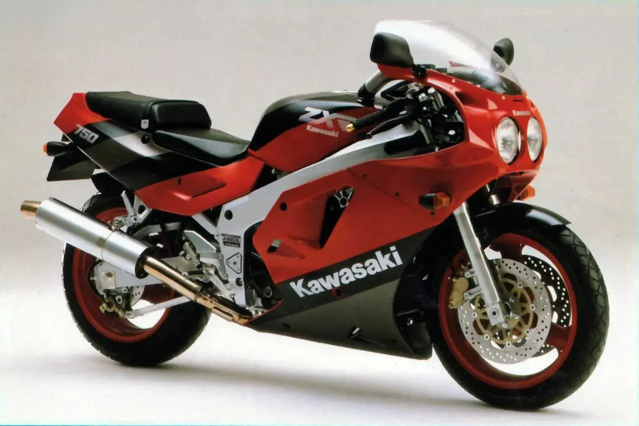 Kawasaki ZX-750, una moto deportiva roja y negra, lista para la velocidad.