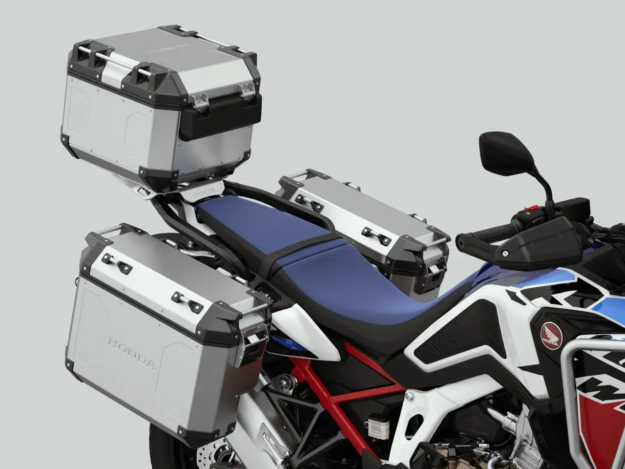 Moto Honda con maletas laterales y superior, ideal para viajes largos. Con estas alforjas, se puede llevar mochila en moto sin problemas.