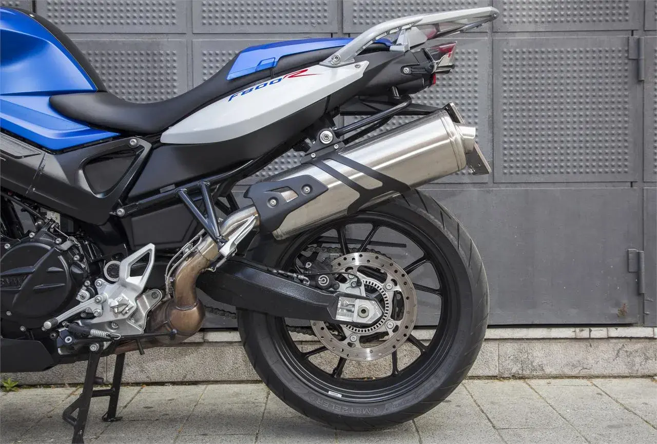 Detalle de la BMW F800R, ideal para quienes buscan opiniones sobre esta moto. Destaca su asiento bicolor y escape cromado.