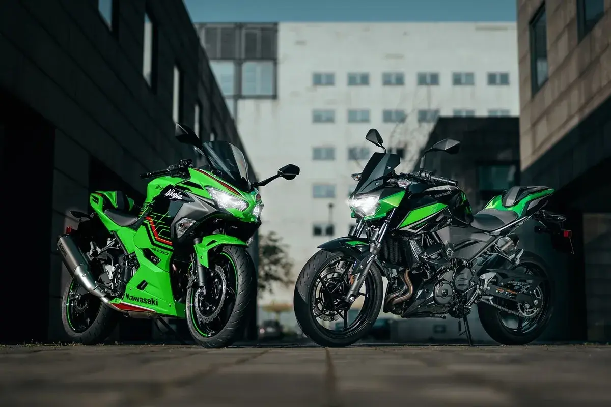 Dos Kawasaki verdes, una Ninja y una Z, listas para la acción. Consulta la kawasaki z400 ficha técnica para conocer sus detalles.