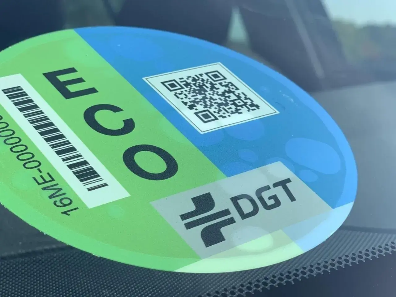 Pegatina ECO DGT en parabrisas. Indica que la moto cumple con la normativa euro 5.