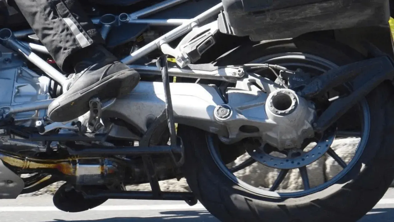 Detalle de la rueda trasera y el basculante de motos con cardan. Se aprecia el disco de freno y el eje de transmisión.