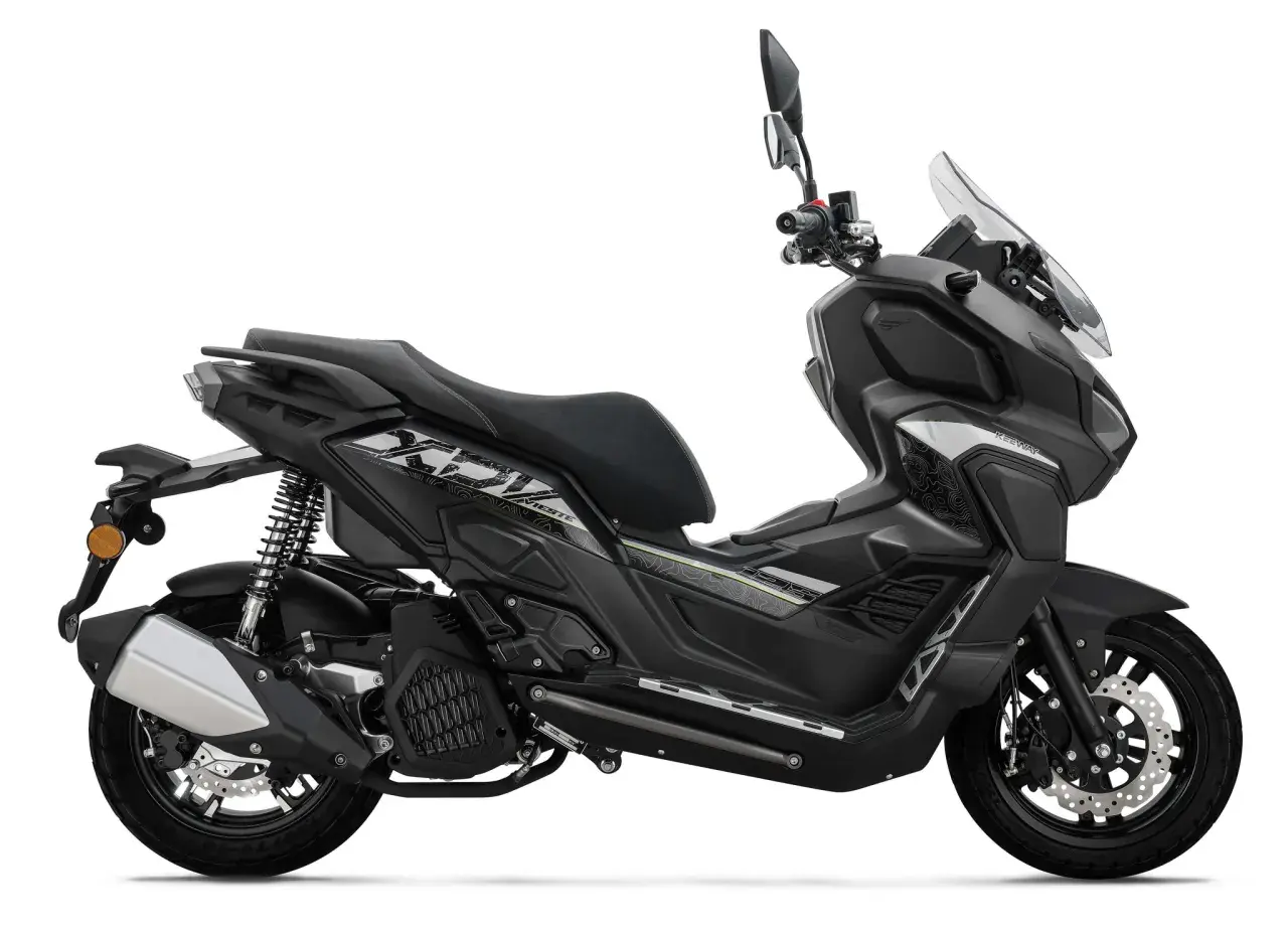 Scooter negro deportivo, listo para recorrer las calles de Keeway España. Diseño moderno y ágil.