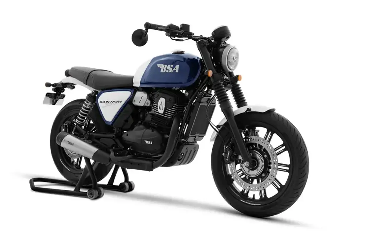 Motocicleta BSA Bantam 350 azul y blanca, estilo retro, sobre un soporte.