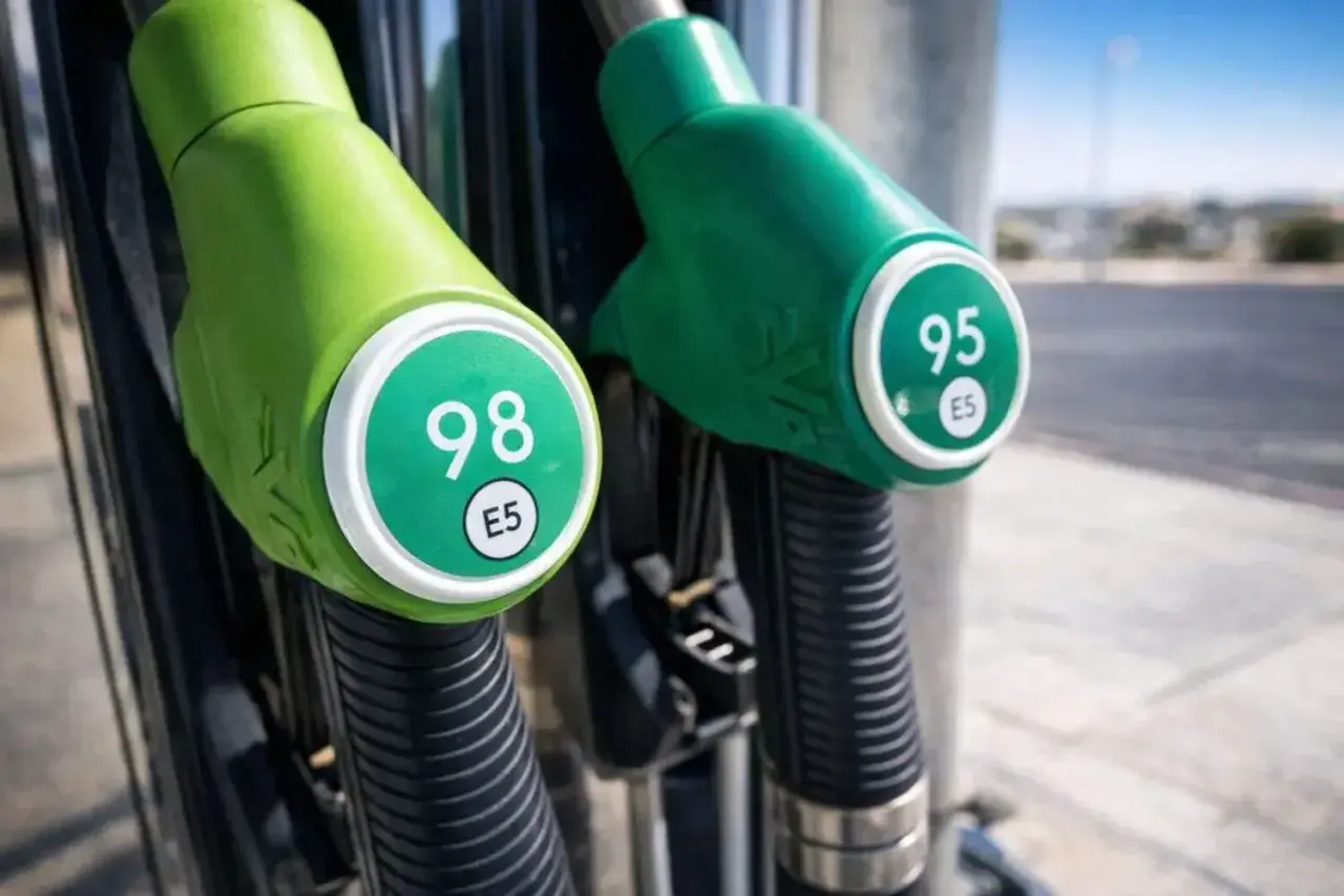 Dos boquillas de gasolina, una con 98 y otra con 95, listas para repostar tu moto.