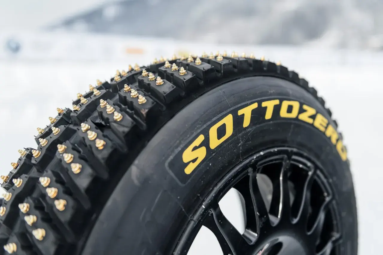 Neumático Sottozero con ruedas con clavos dorados, listo para conquistar el hielo y la nieve.