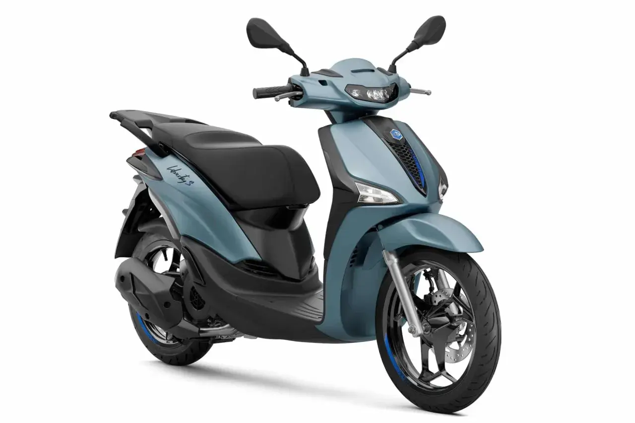 Scooter Piaggio Liberty 125 en color azul claro, ideal para quienes buscan bajo consumo y estilo urbano.