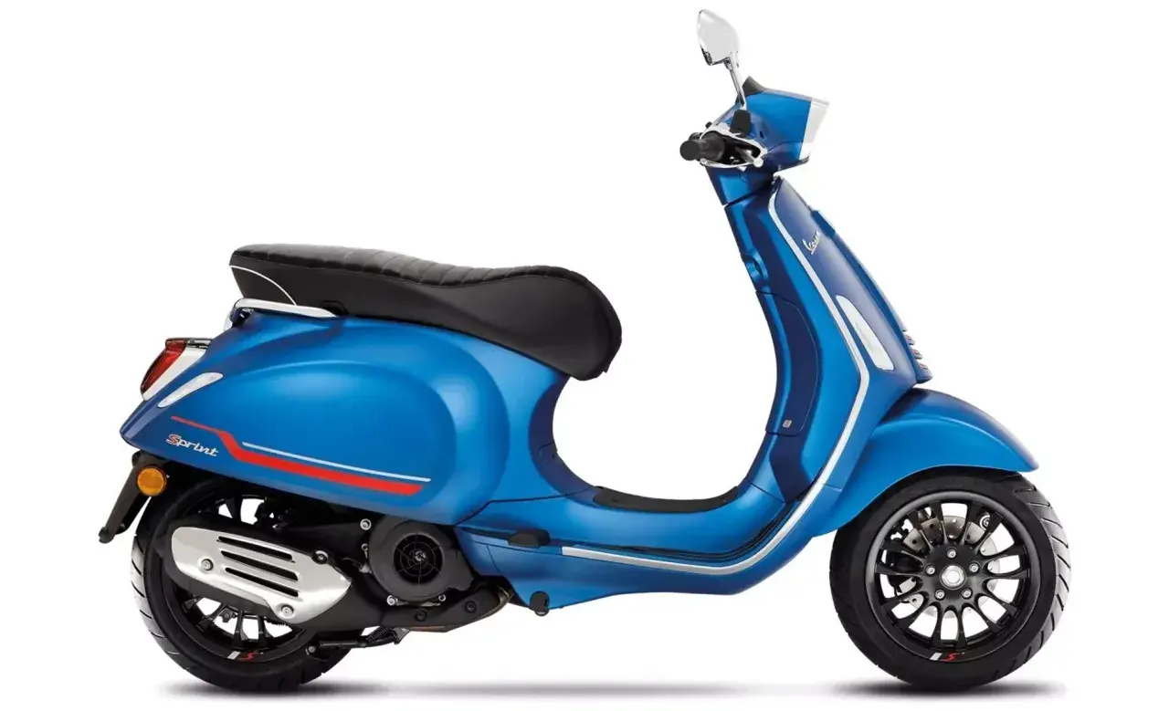 Un modelo Vespa 125 azul brillante, con detalles deportivos y asiento negro.