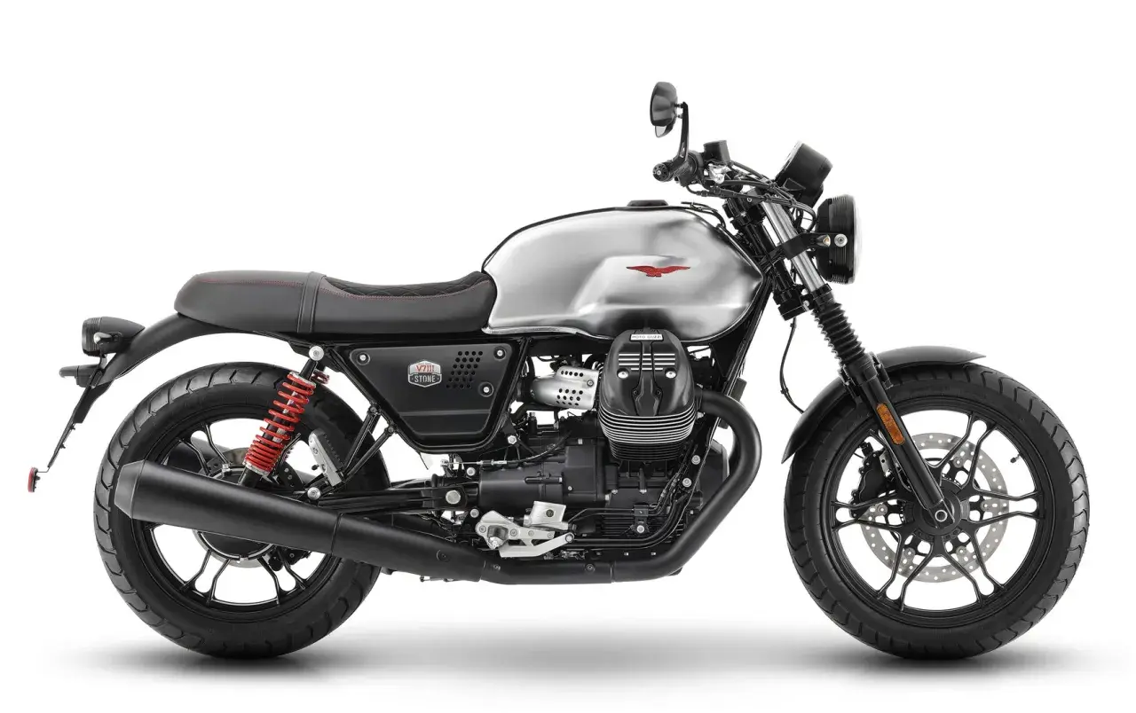 Moto Guzzi V7 Stone plateada, con asiento negro y detalles rojos. Un clásico moderno listo para la carretera.