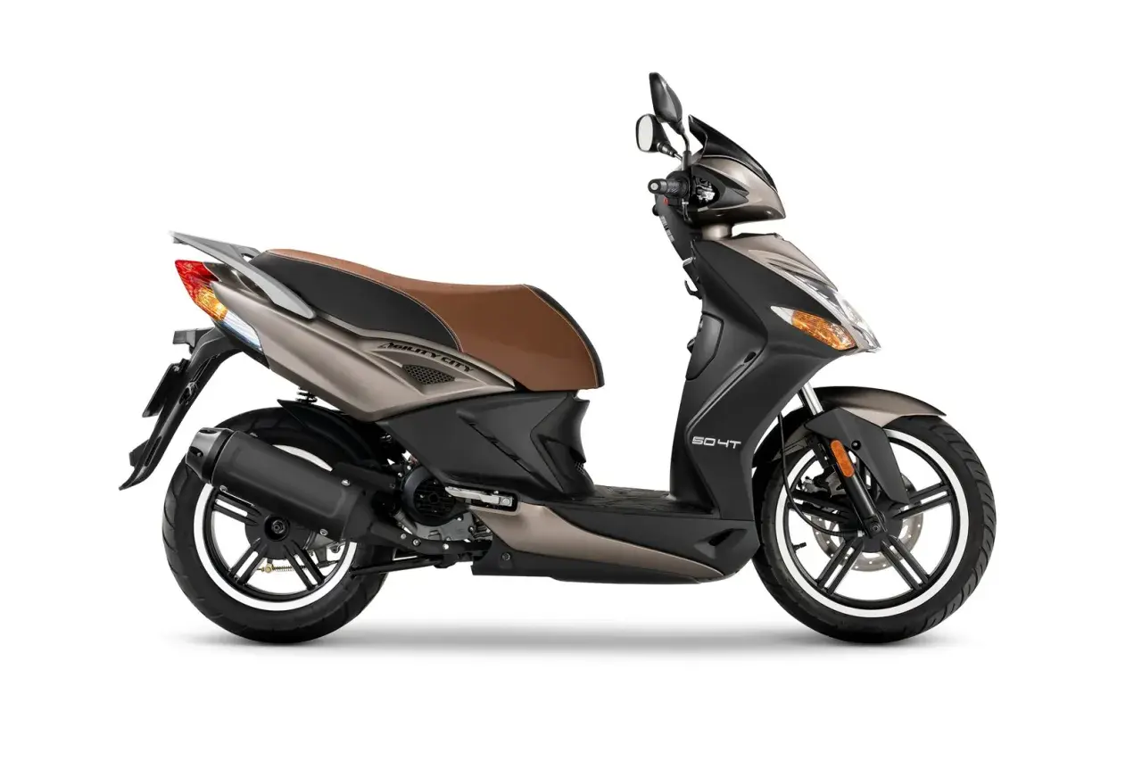 Scooter Kymco Agility City 50 en color gris y marrón, con asiento de cuero marrón y detalles plateados.