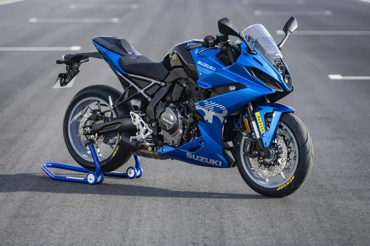 Suzuki GSX-8R azul brillante, lista para la acción en la pista.