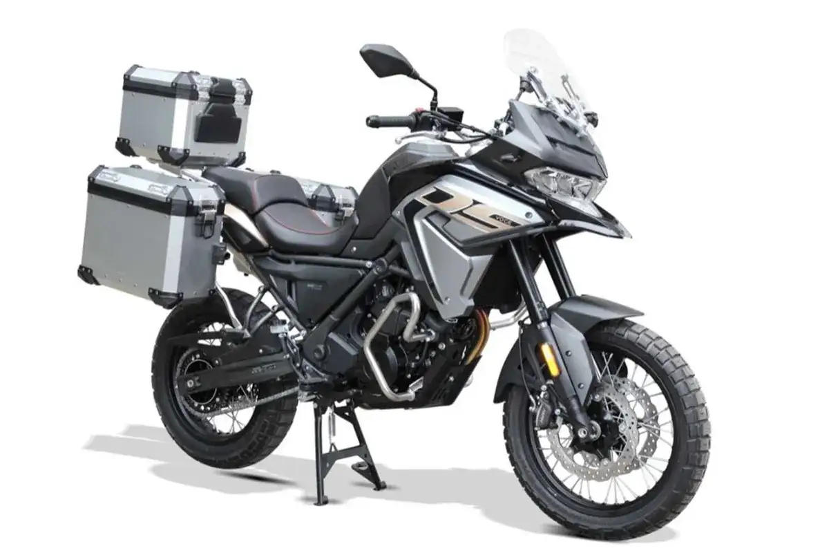 Voge 650 DSX con maletas laterales y superior, lista para la aventura. Opiniones positivas sobre su versatilidad.