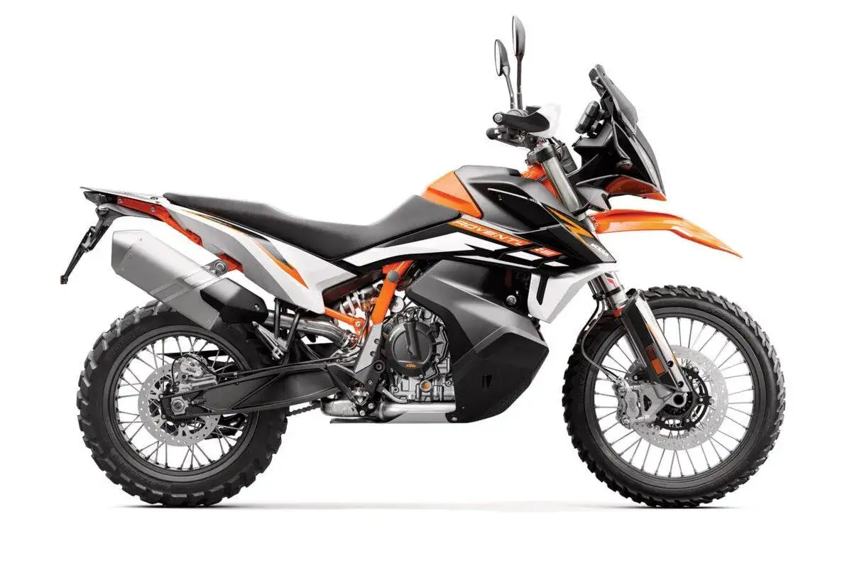 KTM 890 Adventure R, la mejor moto trail media cilindrada, lista para la aventura con su diseño agresivo y neumáticos todoterreno.