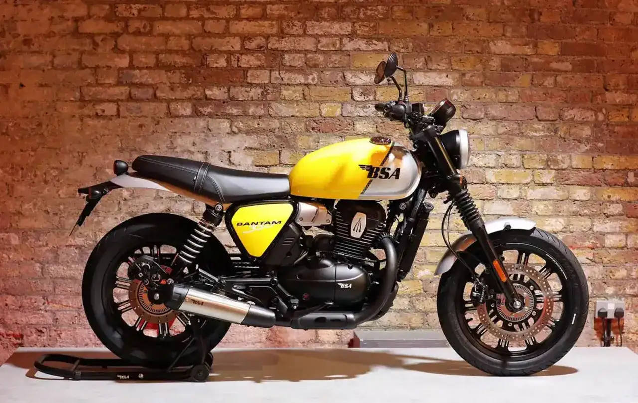 Motocicleta BSA Bantam 350 amarilla y plateada, con detalles clásicos y un diseño moderno, lista para la aventura.