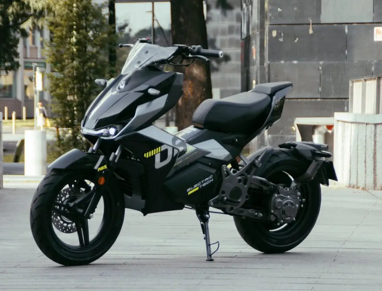Moto eléctrica negra, moderna y deportiva. ¿Cuántos kilómetros dura una moto 125? Esta podría ser tu compañera de aventuras urbanas.