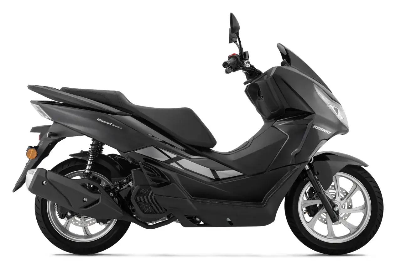 Scooter negro Keeway España, listo para recorrer las calles.