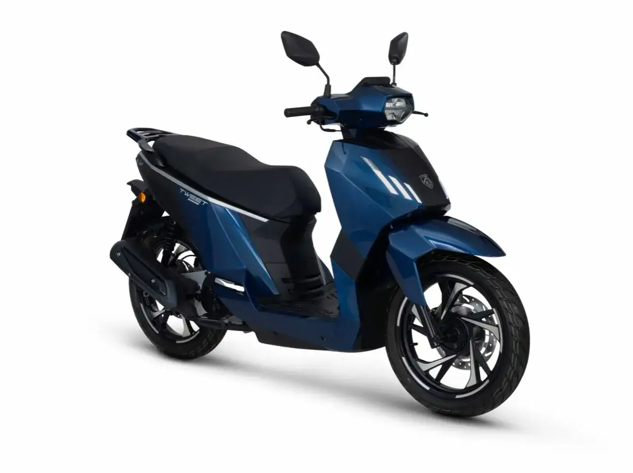 Scooter Peugeot Tweet 125 azul, con diseño moderno. ¿Problemas con el tuyo? Este modelo es elegante y práctico.