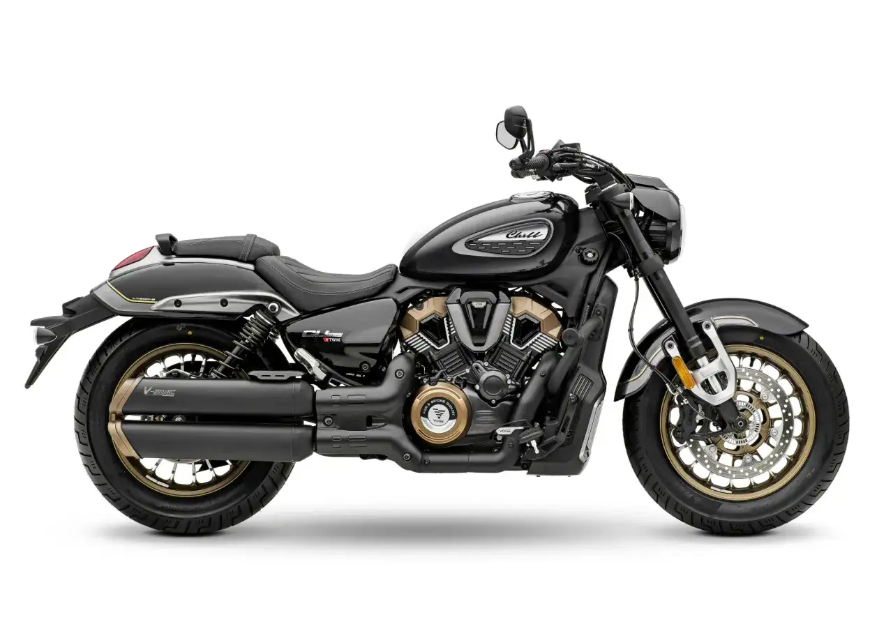 Motocicleta Voge custom negra con detalles dorados, motor V-Twin expuesto y doble escape.