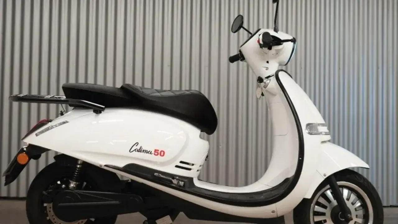Moto eléctrica blanca 