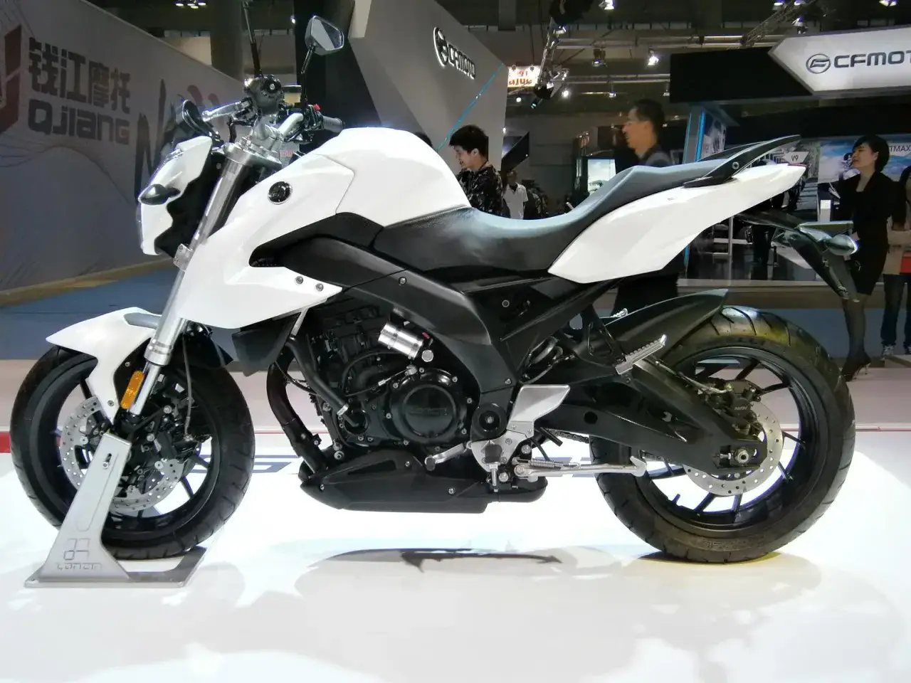 Moto china blanca con motor potente, inspirada en el diseño de una moto china motor bmw.