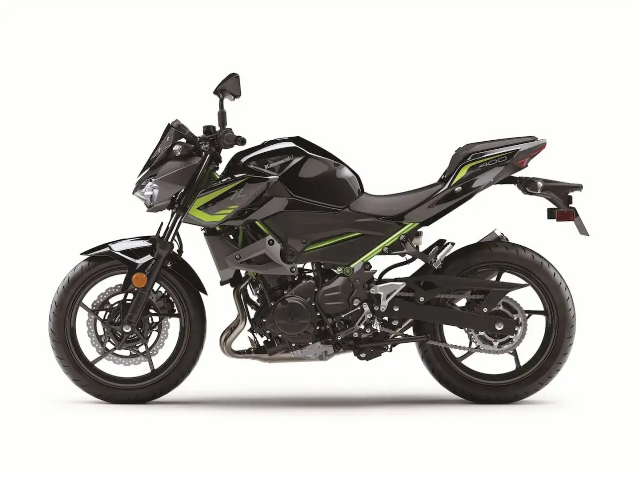 Kawasaki Z400 negra con detalles verdes, lista para la acción. Consulta su kawasaki z400 ficha técnica para conocer sus prestaciones.