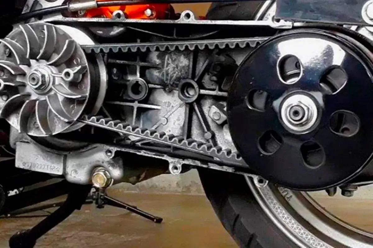 Detalle del variador y correa de una moto 50cc. Así es como una 50cc transmite su potencia.