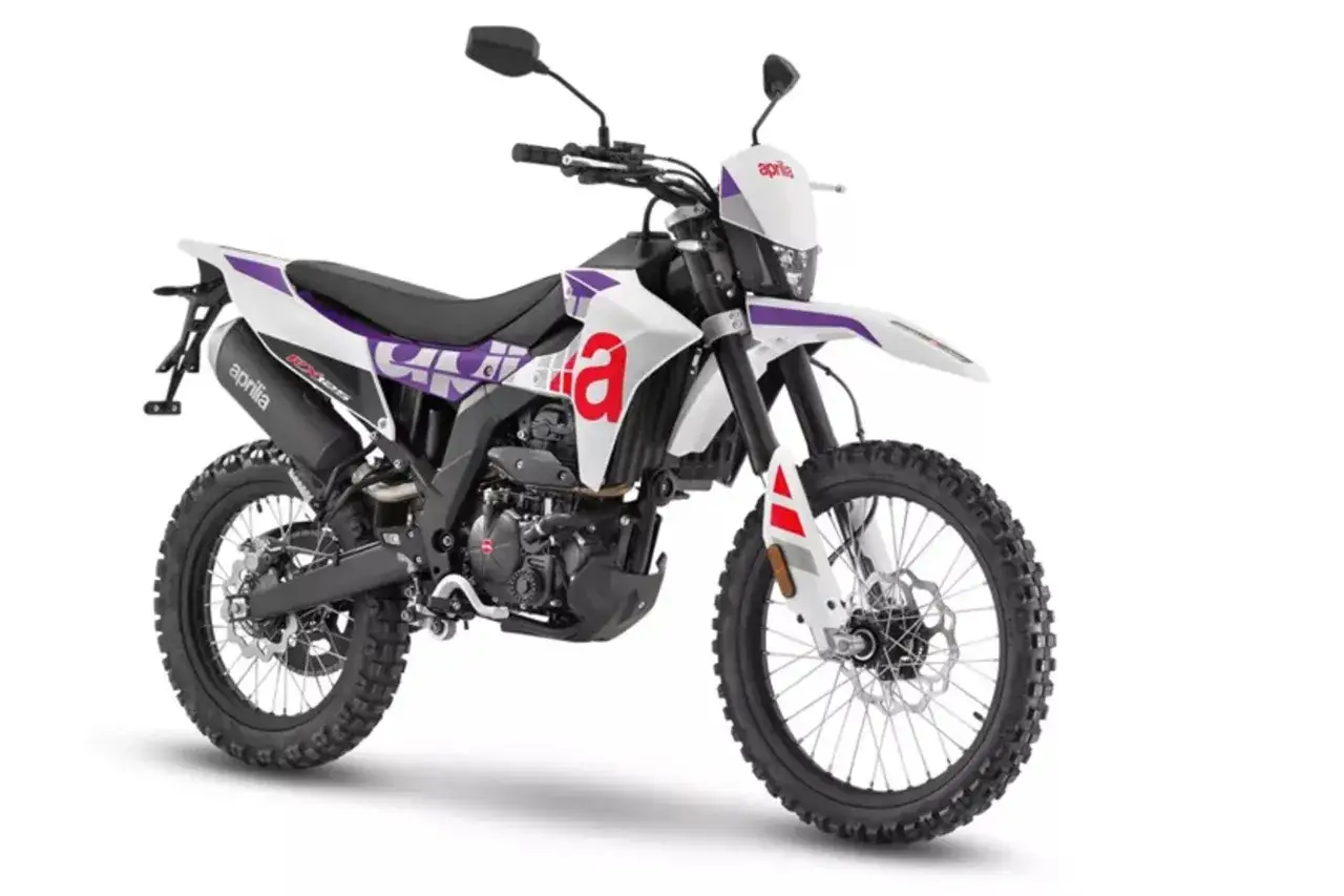 Aprilia RX 125: opiniones sobre esta moto de trail blanca con detalles morados y rojos. ¡Lista para la aventura!