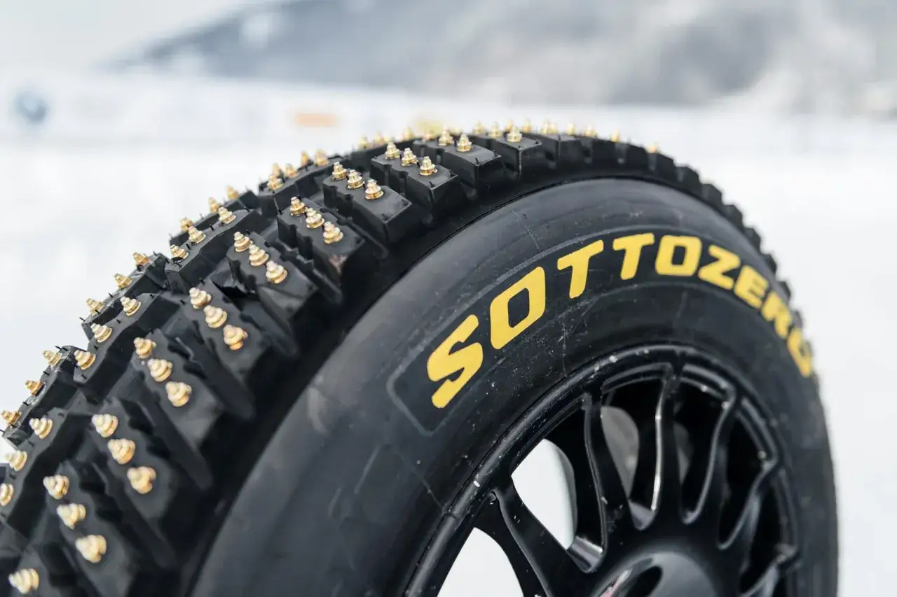 Neumático Sottozero con ruedas con clavos dorados, listo para desafiar el hielo y la nieve.