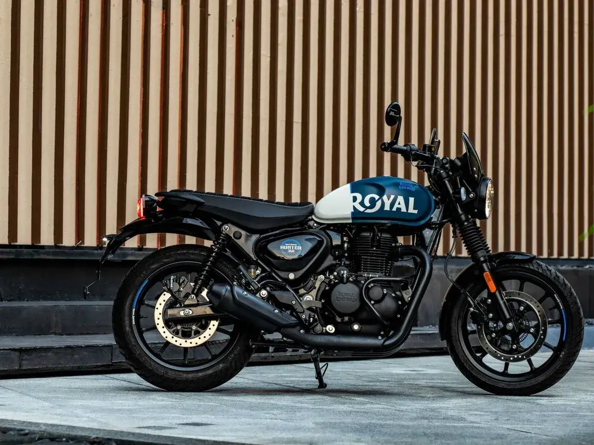 Royal Enfield Hunter 350, una moto negra y azul con el logo 