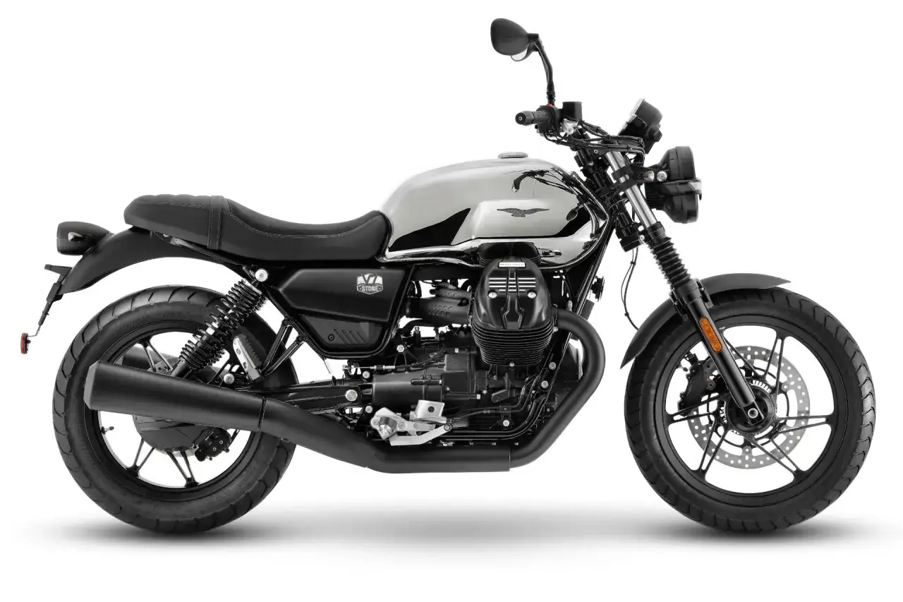 Moto Guzzi V7 Stone negra con depósito cromado brillante, lista para la carretera.