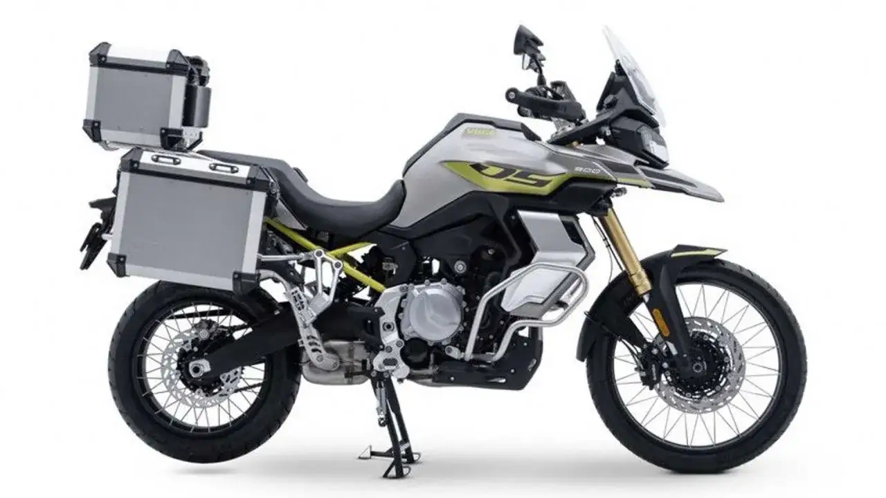 Voge 900 DSX ficha técnica: moto de aventura plateada y verde con maletas, lista para explorar.