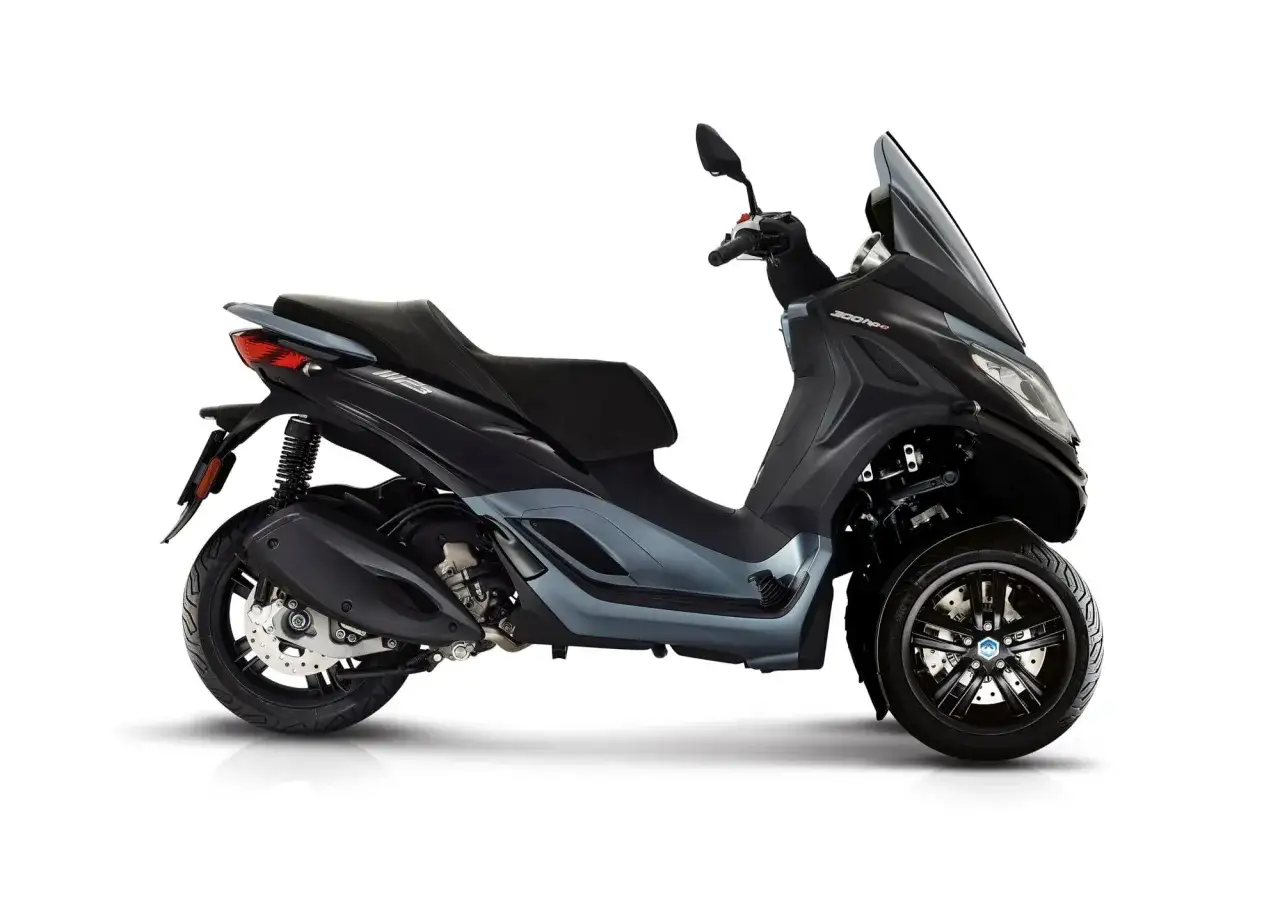 Triciclo Piaggio MP3 300 HPE en negro mate, ideal para un consumo eficiente en ciudad.